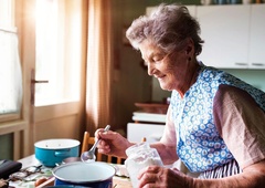 To pozabljeno jed na žlico so kuhale že naše babice: je poceni kosilo z mesom, dlje ko stoji, bolj je okusno
