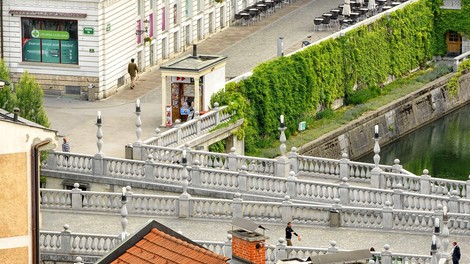 Ljubljana Plecnikova trafika kiosk Tromostovje