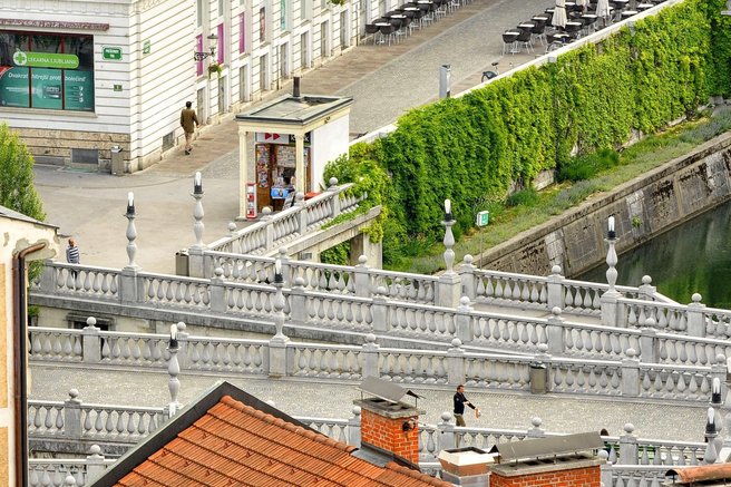 Ljubljana Plecnikova trafika kiosk Tromostovje
