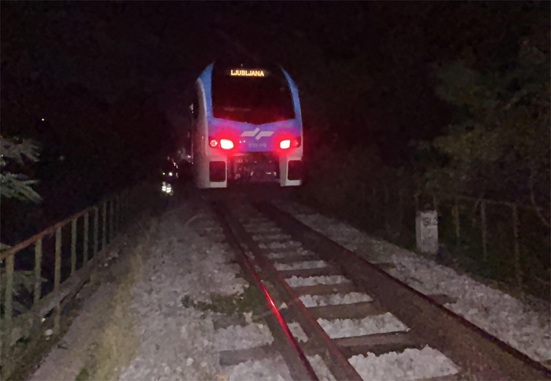 Incident v Ljubljani: potniški vlak trčil v večjo skalo, ki je bila namerno postavljena na tire