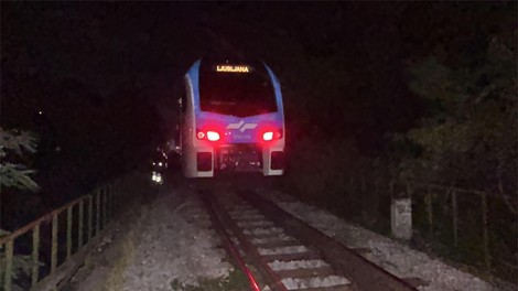 Incident v Ljubljani: potniški vlak trčil v večjo skalo, ki je bila namerno postavljena na tire