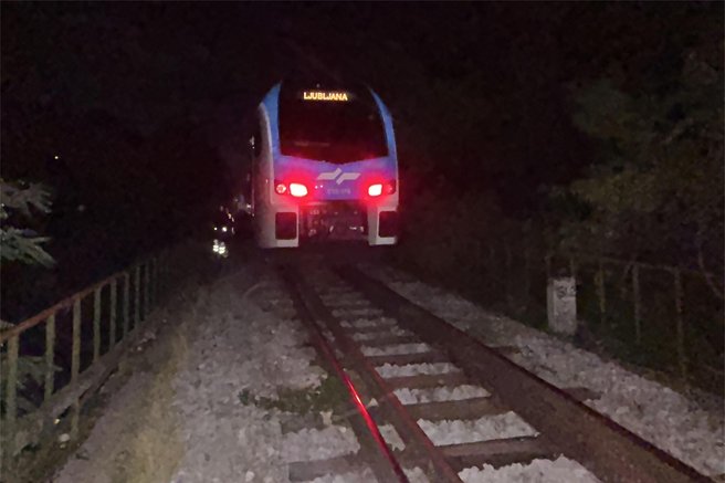 Incident v Ljubljani: potniški vlak trčil v večjo skalo, ki je bila namerno postavljena na tire