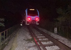 Incident v Ljubljani: potniški vlak trčil v večjo skalo, ki je bila namerno postavljena na tire