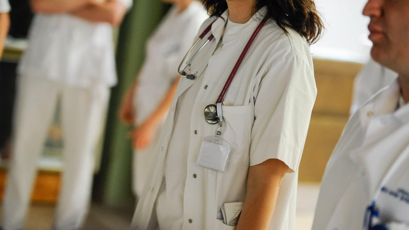 Epidemija izgorelosti med zdravstvenimi delavci v Evropi dosega zaskrbljujoče razsežnosti