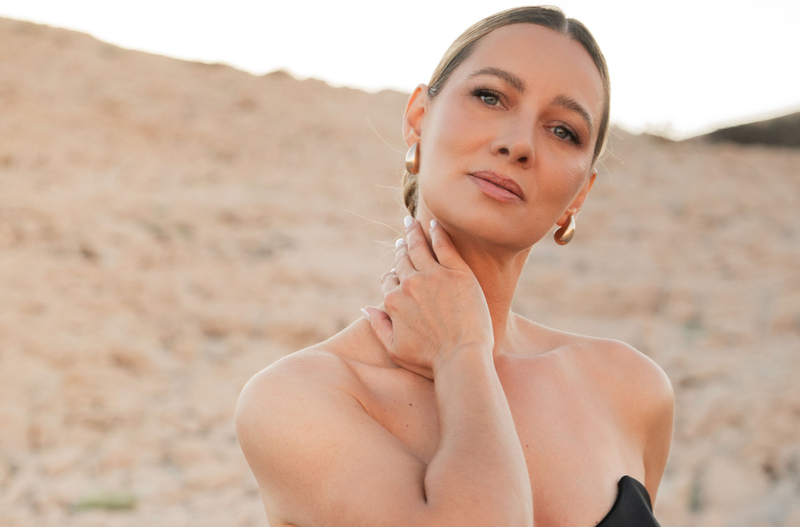 Iris Ošlaj pevka videospot Čez vse galaksije