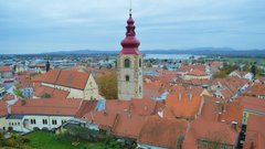 Ptuj - mesto med griči, vinogradi in kamnitimi ulicami.