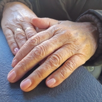 roke starese zenske upokojenka