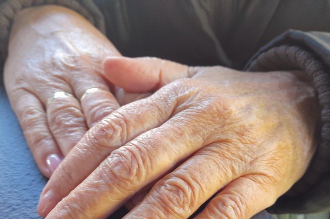 roke starese zenske upokojenka