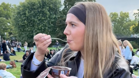 Bizaren trend, ki se kot blisk širi po Evropi: na stotine mladih se zbira, da bi jedli puding – a na način, ki vas bo pustil odprtih ust