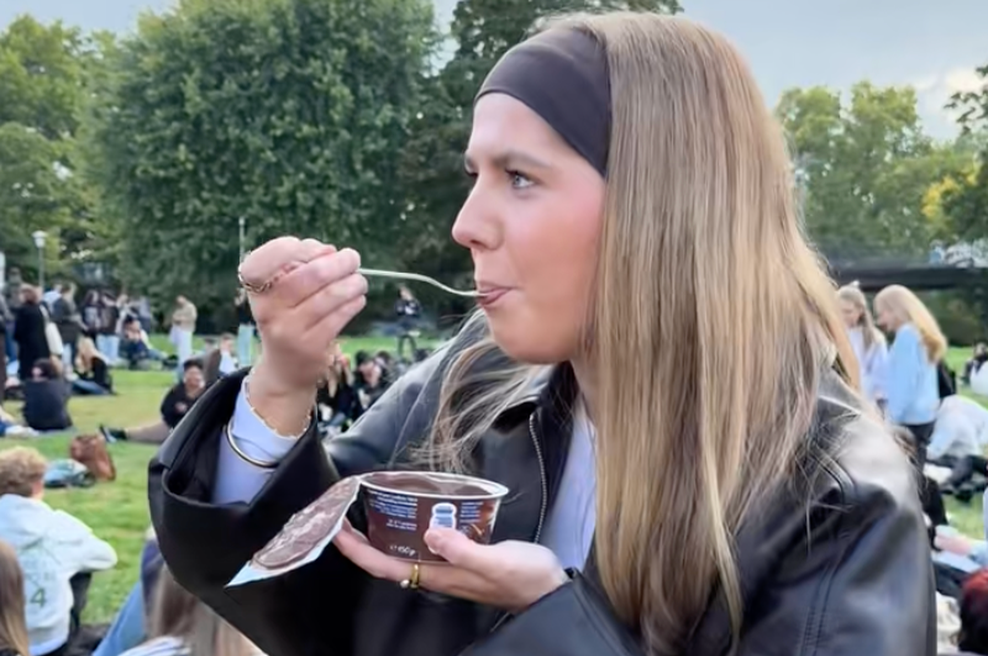 Bizaren trend, ki se kot blisk širi po Evropi: na stotine mladih se zbira, da bi jedli puding – a na način, ki vas bo pustil odprtih ust (foto: TikTok/_tabi_/posnetek zaslona)