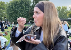 Bizaren trend, ki se kot blisk širi po Evropi: na stotine mladih se zbira, da bi jedli puding – a na način, ki vas bo pustil odprtih ust