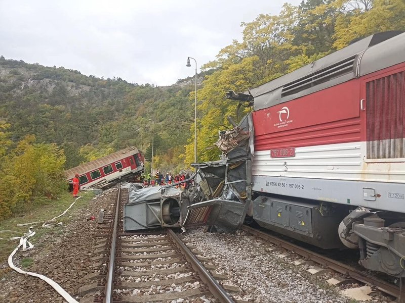 Trčenje vlakov na Slovaškem: ranjenih najmanj 20 ljudi
