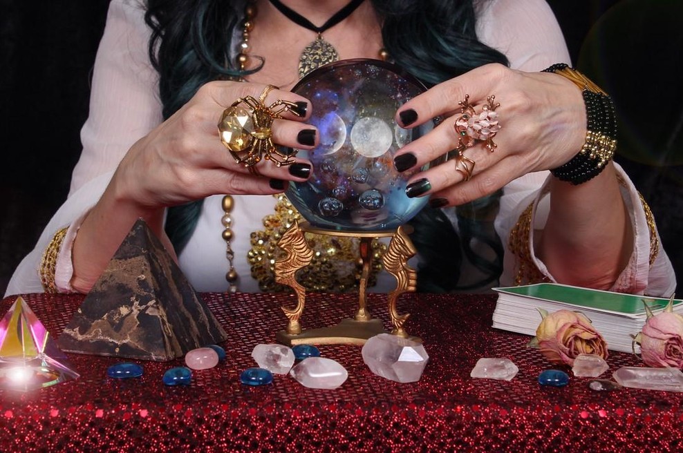 Jasnovidka s kristalno kroglo (foto: Profimedia)