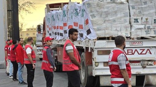 Mejni prehod Rafa znova odprt: v Gazo prihaja 600 tovornjakov s humanitarno pomočjo