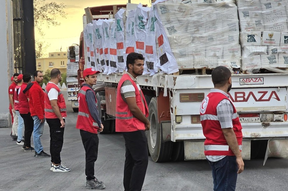 Mejni prehod Rafa znova odprt: v Gazo prihaja 600 tovornjakov s humanitarno pomočjo (foto: Profimedia)