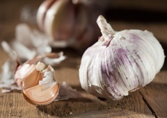 Preverite zalogo: če na česnu, ki ga imate doma, vidite tole, ga nemudoma zavrzite!