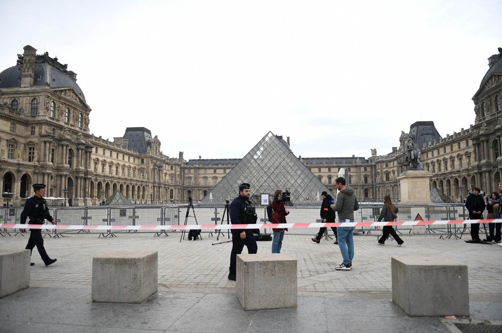 Znanih več podrobnosti o ropu v znamenitem muzeju Louvre: objavljamo fotografijo enega od roparjev (foto: Profimedia)