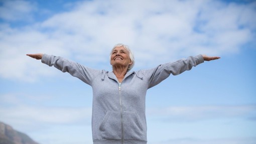 Najboljši trik stoletnikov iz tako imenovanih "modrih con": upočasni staranje, zmanjšuje tveganje za infarkt in kap