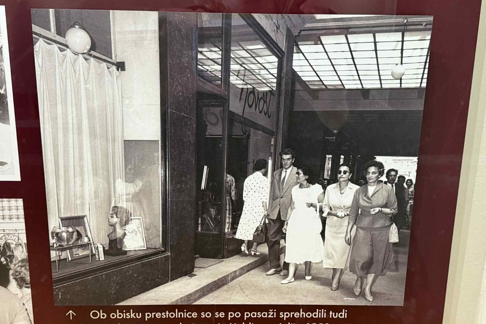 Že nekoliko pozabljena ljubljanska pasaža, skozi katero se je nekoč sprehodila celo Jovanka Broz (FOTO) (Avtor/Vir: Ma.Po.) Ljubljana pasaza Viktoria