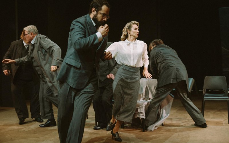 V MGL premierno uprizorili Nušićevo komedijo Pokojnik, ki razkriva pohlep in korupcijo