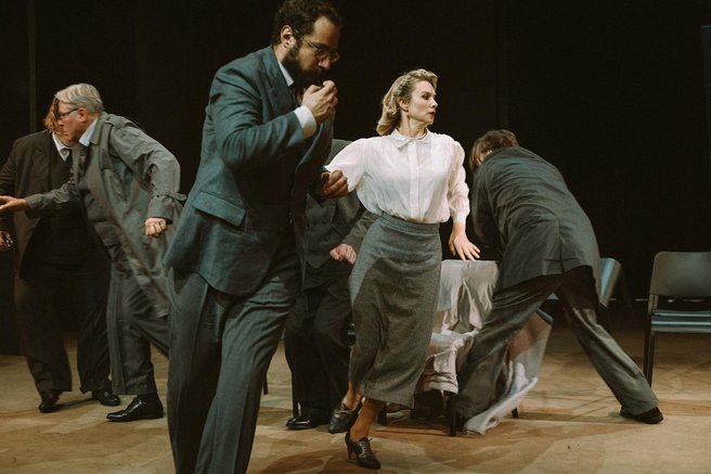 Pokojnik gledališče premiera predstava MGL