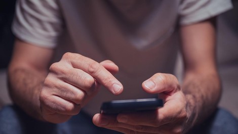 Moški spregovoril o tihi odvisnosti, za katero trpi tudi vse več Slovencev