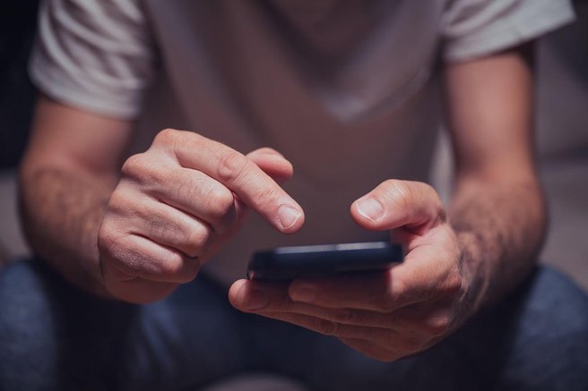 Moški spregovoril o tihi odvisnosti, za katero trpi tudi vse več Slovencev