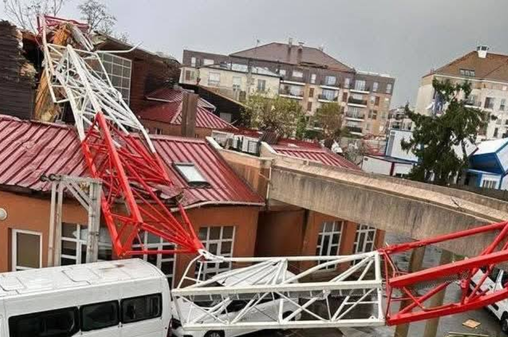V evropski prestolnici pustošil orkan: gradbeni žerjavi padali kot domine, umrla ena oseba (foto: Facebook/Josella Foghin)