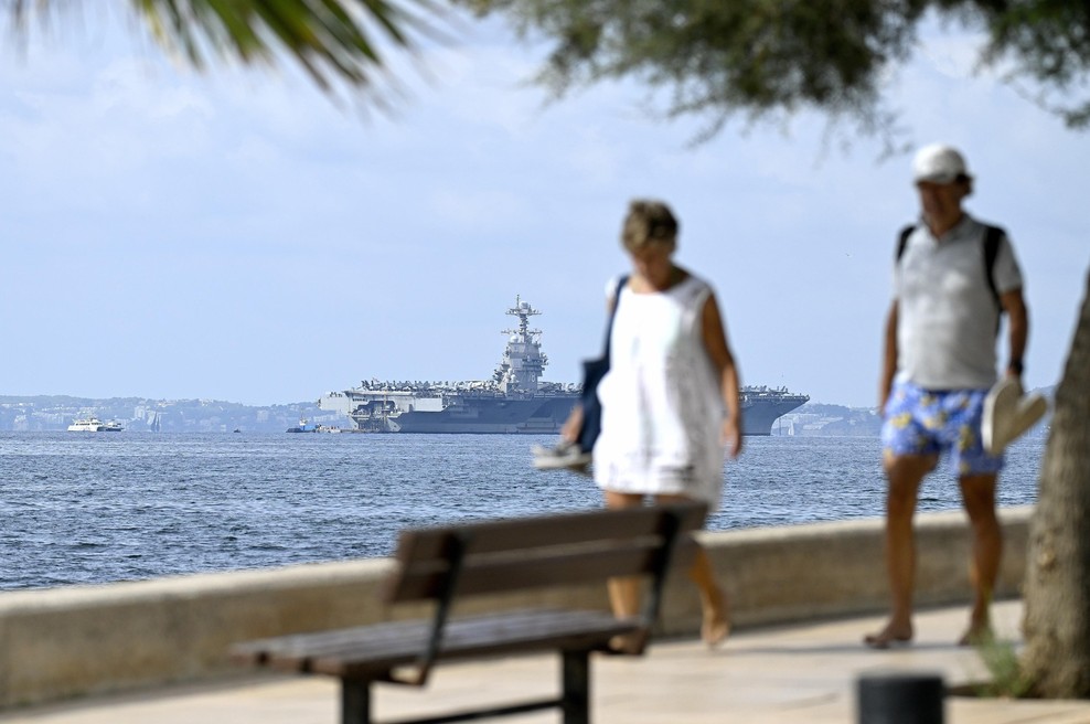 V našo bližino priplula največja vojaška ladja na svetu (njena gradnja je stala goro denarja) (foto: Profimedia)