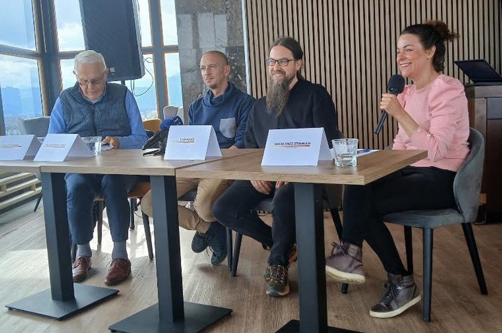 Terapevti skupaj s 40.000 uporabniki: "Prosimo, glasujte za ljudi in sprejmite zakon o psihoterapiji!" (foto: Zveza za psihoterapijo/Facebook)