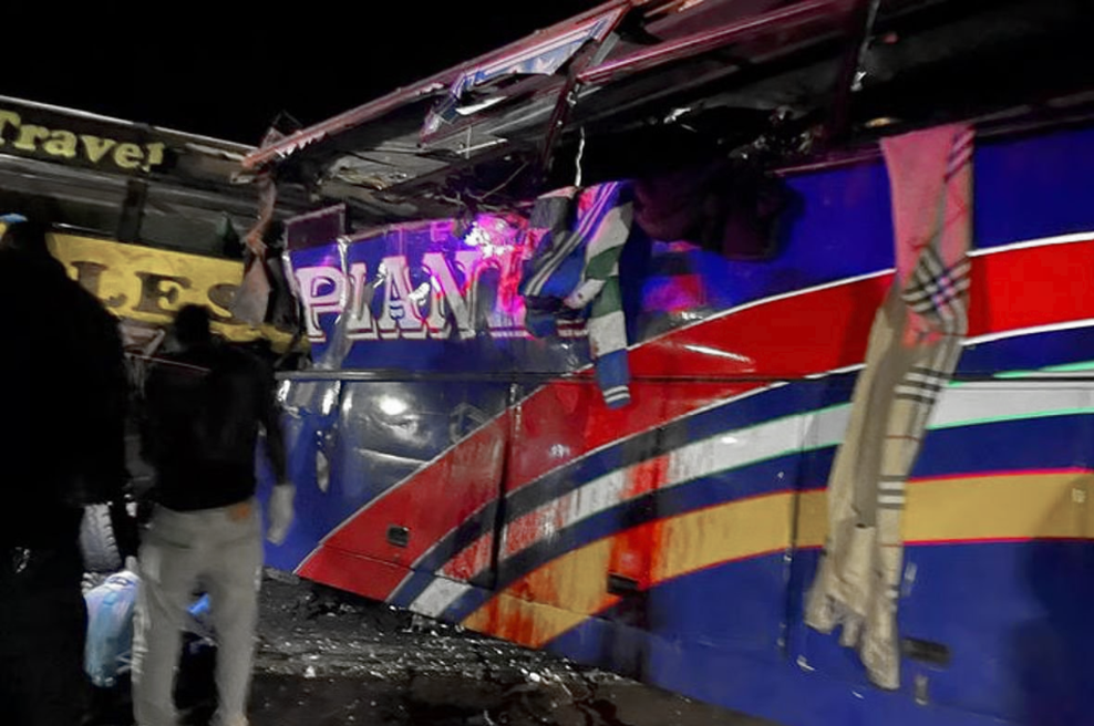 V grozljivem verižnem trčenju na eni najbolj prometnih cest umrlo najmanj 46 ljudi (foto: X/The Pioneer)