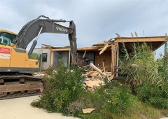 Na Jadranu gradbeni stroji brnijo od jutra do večera: v tem turističnem raju vikendi padajo kot domine