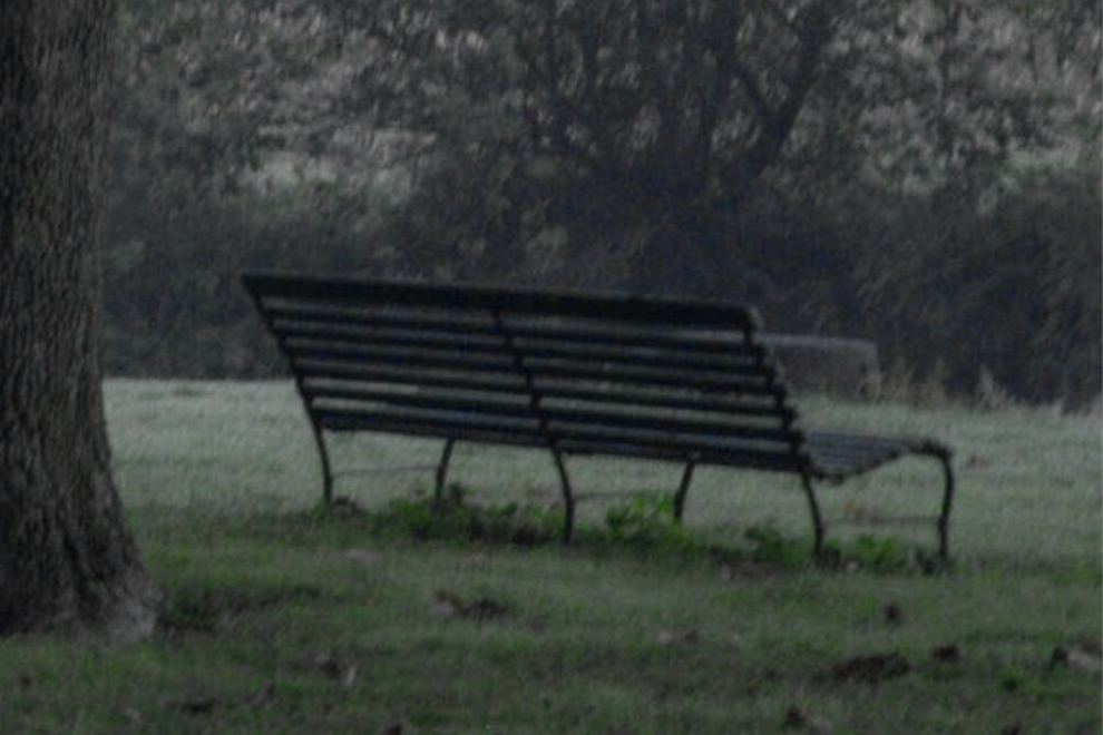 Ljubljančan se je na spletu dogovoril za zmenek z mladim dekletom: ko je prišel na kraj, se je začela nočna mora (Avtor/Vir: Profimedia) klop, park