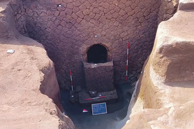 Neapelj Italija grobnica sarkofag mumija arheologija zgodovina človeštvo