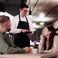 "V restavracijah že več mesecev jem zastonj," je razkril in opisal, kako mu je uspelo nekaj tako neverjetnega