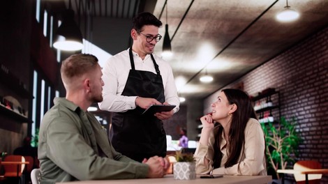 V restavracijah so naštudirali vaše možgane: triki, ki jih uporabljajo z namenom, da pri njih pustite karseda veliko denarja