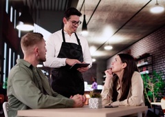 V restavracijah so naštudirali vaše možgane: triki, ki jih uporabljajo z namenom, da pri njih pustite karseda veliko denarja