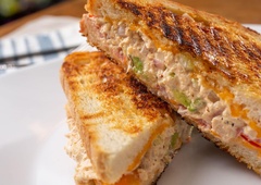 Hiter, zdrav in nasiten: slasten tunin toast, ki ga pripravite v 10 minutah – obožujejo ga stari in mladi