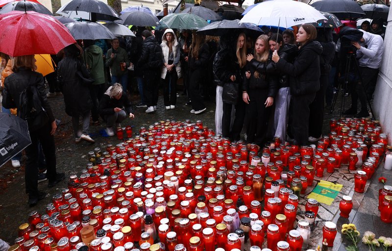 Pred protestnim shodom v Novem mestu na spletu grožnje s strelnim orožjem: "Vas je 250, meni manjka 20 nabojev ... "