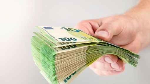 S svojega bančnega računa je hotel dvigniti 8000 evrov, a doživel je hladen tuš: bančnica ga je s tem čisto presenetila