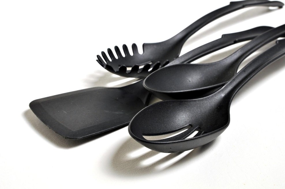 Stroka svari pred črnimi plastičnimi kuhinjski pripomočki: to je glavni razlog (foto: Profimedia)