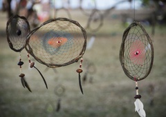 Kaj pravzapravo pomeni, če sanjate mrtvo osebo: take sanje vključujejo veliko simbolnih pomenov