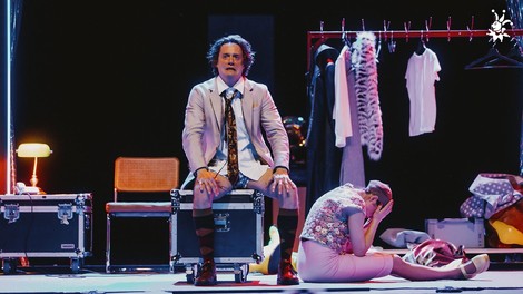 Špas teater premiera predstava Obiski vedno zvonijo ob nepravem času