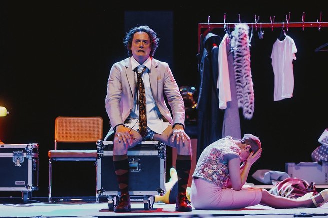 Špas teater premiera predstava Obiski vedno zvonijo ob nepravem času