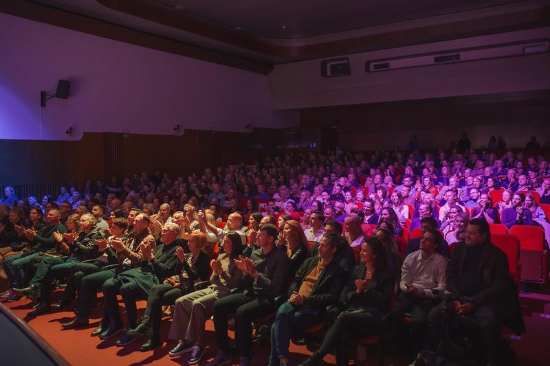 Špas teater premiera predstava Obiski vedno zvonijo ob nepravem času