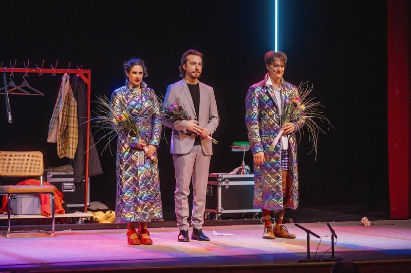Špas teater premiera predstava Obiski vedno zvonijo ob nepravem času