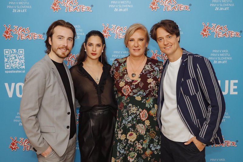 Špas teater premiera predstava Obiski vedno zvonijo ob nepravem času