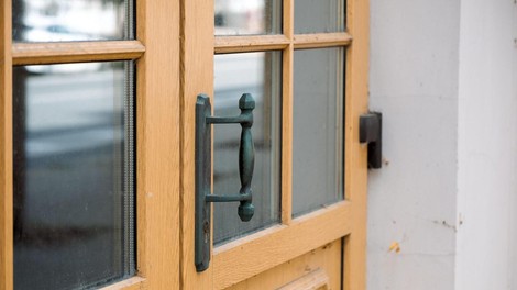 Tako na domiseln način prenovite vhodna vrata, ki ste se jih naveličali