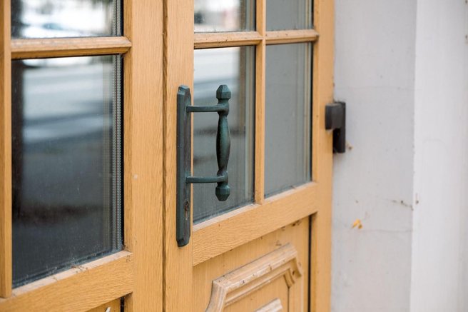 Tako na domiseln način prenovite vhodna vrata, ki ste se jih naveličali