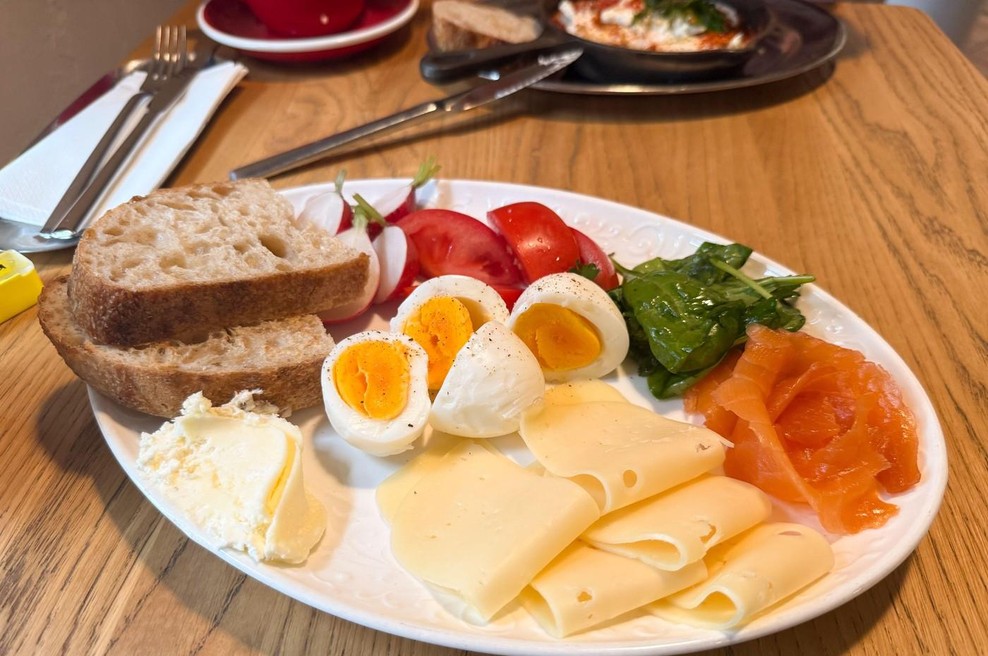 Številni si za zajtrk privoščijo to kombinacijo - a raje nikar, zdravniki opozarjajo, da je zelo škodljiva za srce (foto: Profimedia)